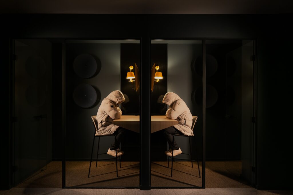 Recharge lounge at Mireo office with comfortable seating and immersive design